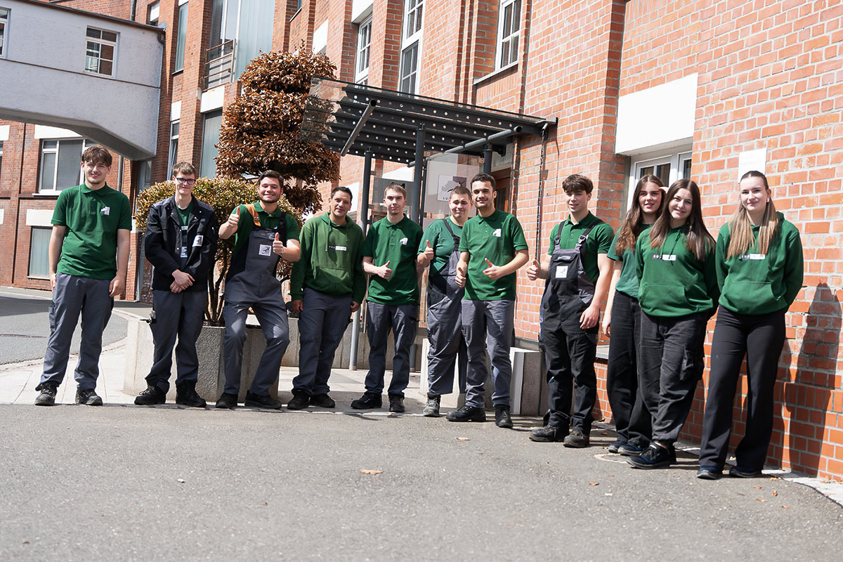 Gruppe junger Menschen die freundlich schauen